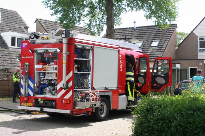 Buurtbewoners blussen brand