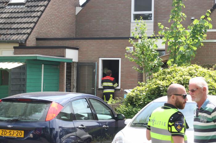 Buurtbewoners blussen brand