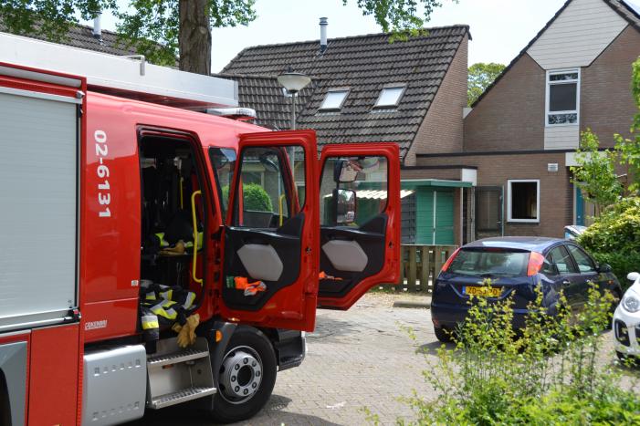 Buurtbewoners blussen brand