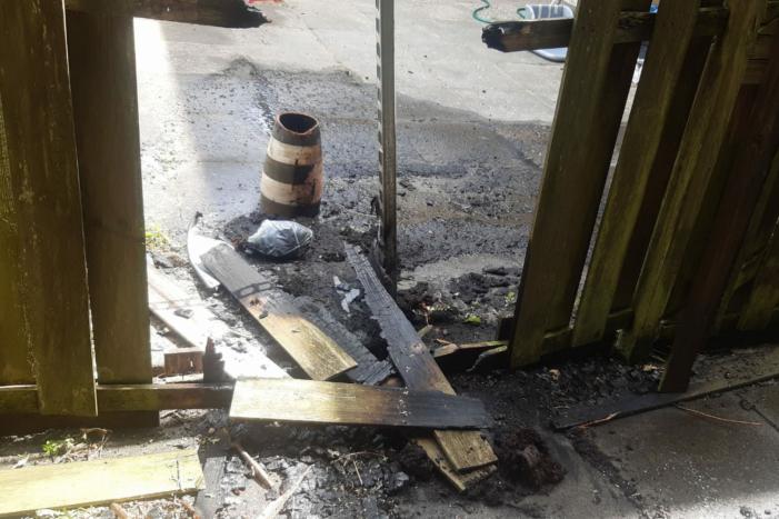 Schutting door brand verwoest