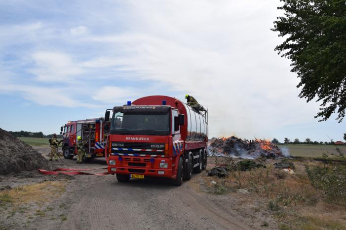 Grote hoop met bomen in brand
