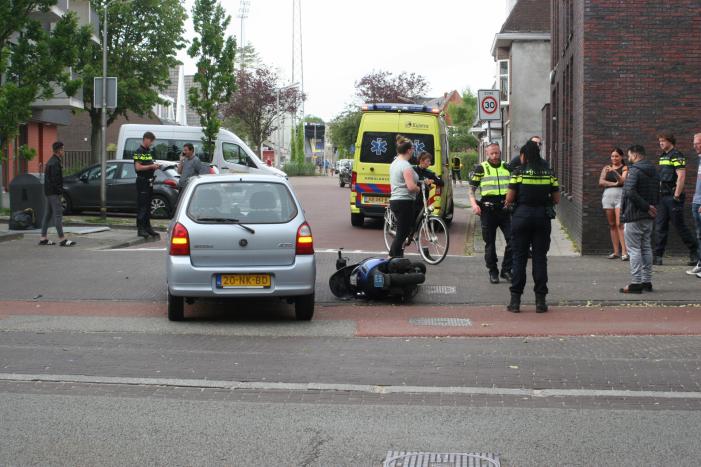 Afslaande automobilist rijdt scooterrijder aan