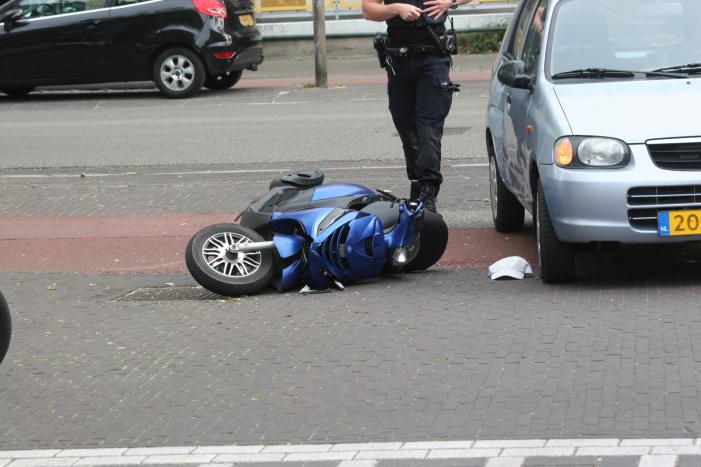 Afslaande automobilist rijdt scooterrijder aan