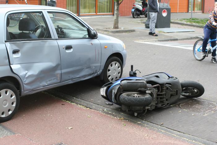Afslaande automobilist rijdt scooterrijder aan
