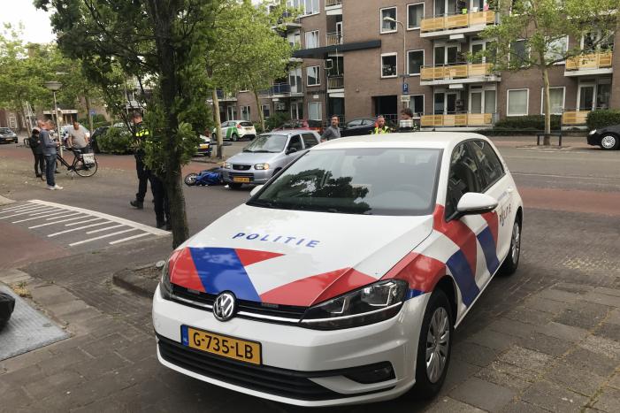 Afslaande automobilist rijdt scooterrijder aan