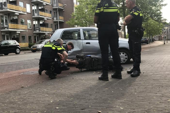 Afslaande automobilist rijdt scooterrijder aan