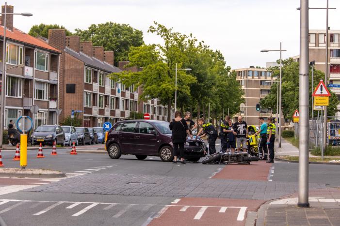Motorrijder gewond na botsing met auto