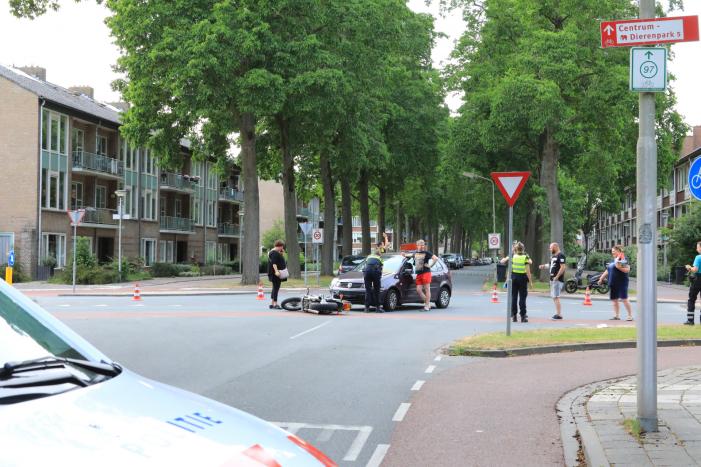 Motorrijder gewond na botsing met auto