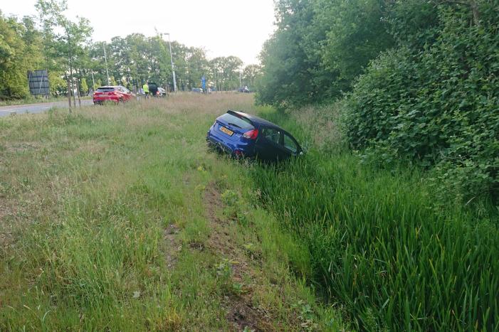 Personenauto belandt in sloot