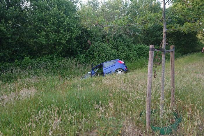 Personenauto belandt in sloot