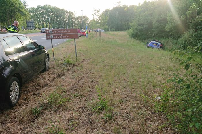 Personenauto belandt in sloot