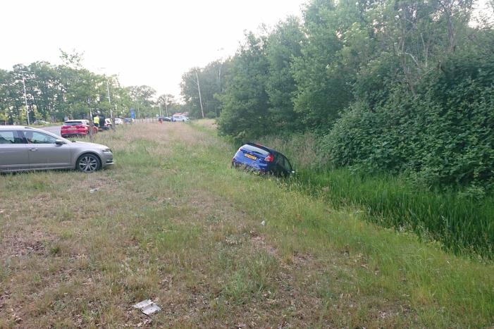 Personenauto belandt in sloot