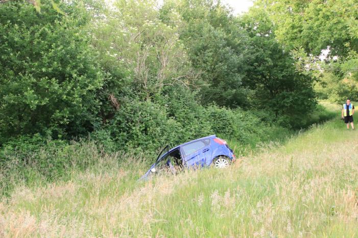 Personenauto belandt in sloot