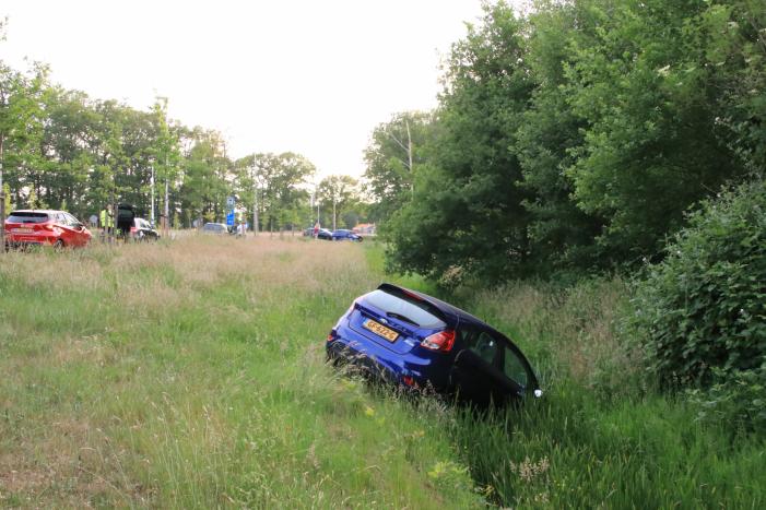 Personenauto belandt in sloot