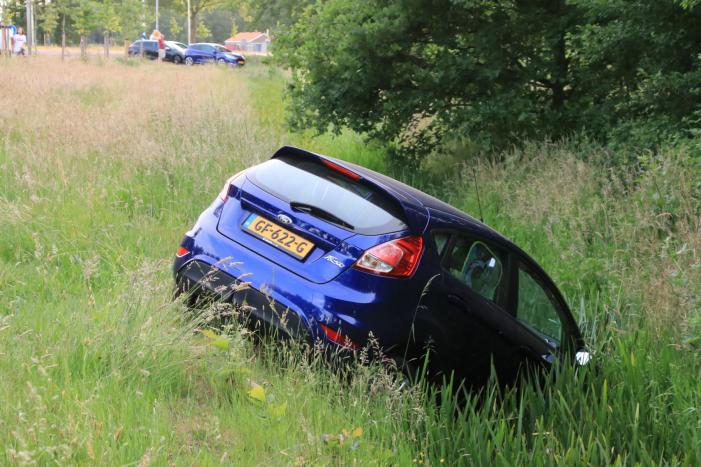 Personenauto belandt in sloot