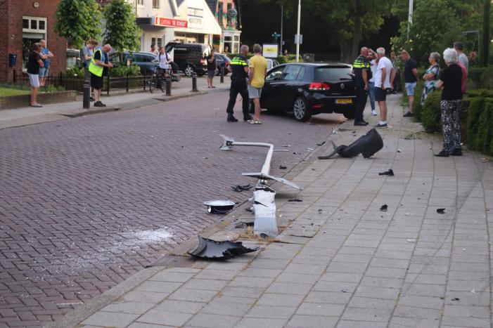 Automobilist rijdt lantaarnpaal uit de grond