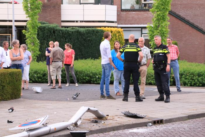 Automobilist rijdt lantaarnpaal uit de grond