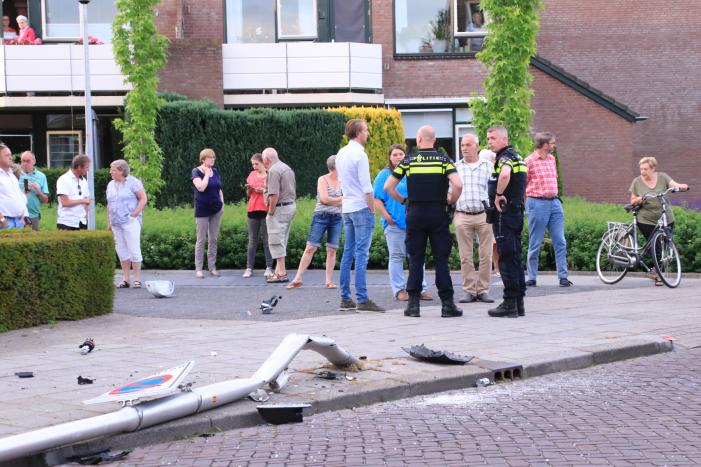 Automobilist rijdt lantaarnpaal uit de grond