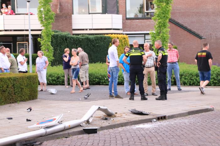 Automobilist rijdt lantaarnpaal uit de grond