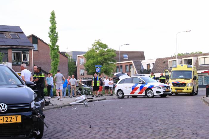 Automobilist rijdt lantaarnpaal uit de grond