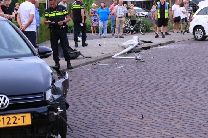Automobilist rijdt lantaarnpaal uit de grond