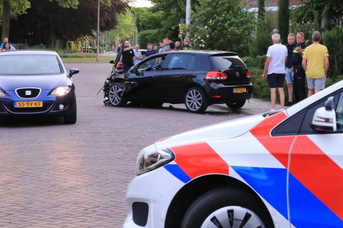 Automobilist rijdt lantaarnpaal uit de grond