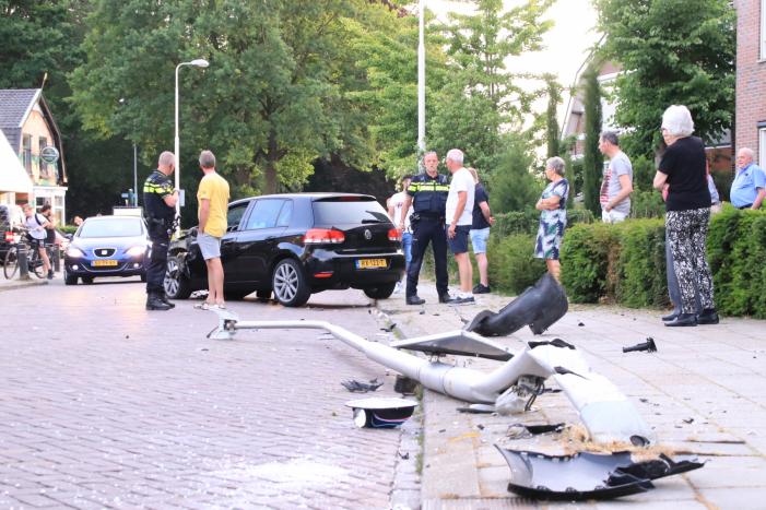 Automobilist rijdt lantaarnpaal uit de grond