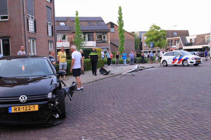 Automobilist rijdt lantaarnpaal uit de grond