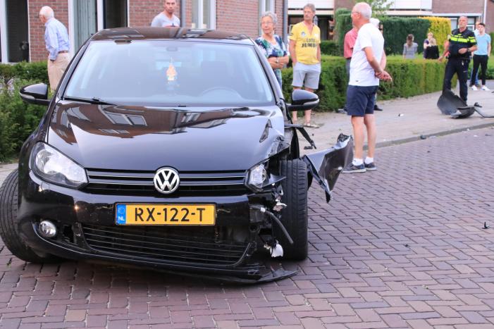 Automobilist rijdt lantaarnpaal uit de grond