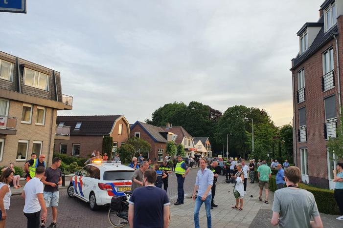 Automobilist rijdt lantaarnpaal uit de grond