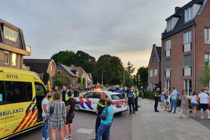 Automobilist rijdt lantaarnpaal uit de grond