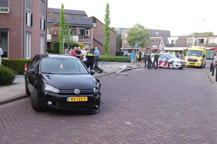 Automobilist rijdt lantaarnpaal uit de grond