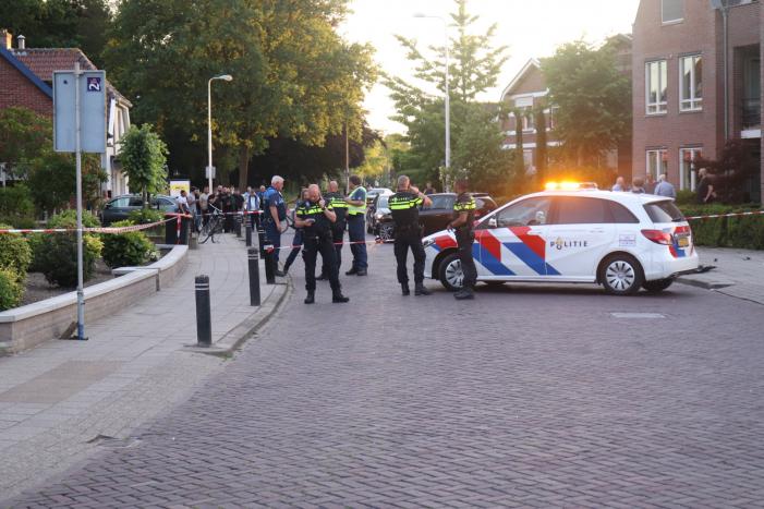 Automobilist rijdt lantaarnpaal uit de grond