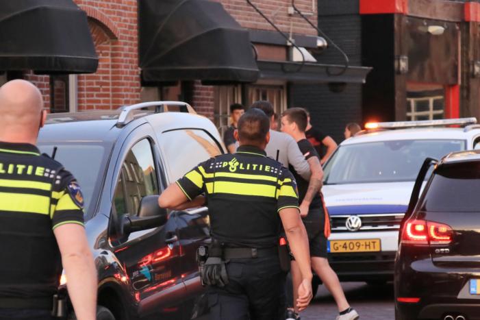 Automobilist rijdt lantaarnpaal uit de grond