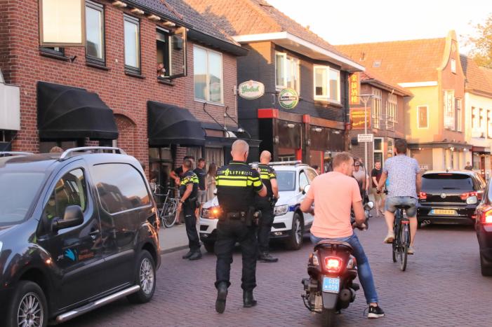 Automobilist rijdt lantaarnpaal uit de grond