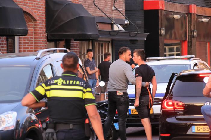 Automobilist rijdt lantaarnpaal uit de grond