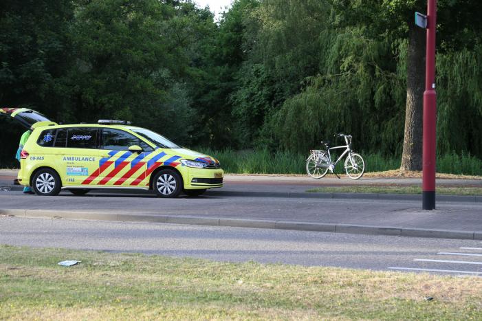 Fietser hard onderuit