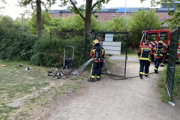Prullenbak in de brand door een barbeque
