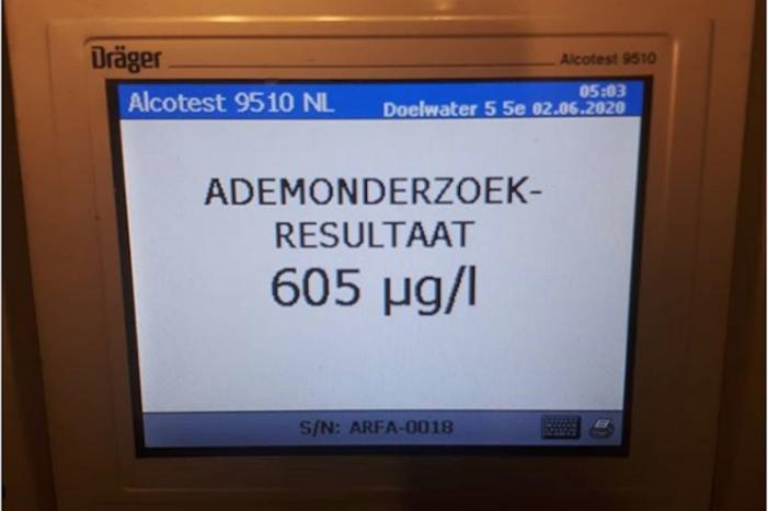 Straalbezopen man op snorfiets daagt politie uit