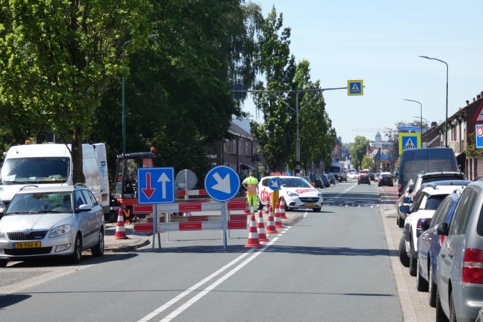 Weg afgesloten door herstelwerkzaamheden gesprongen waterleiding