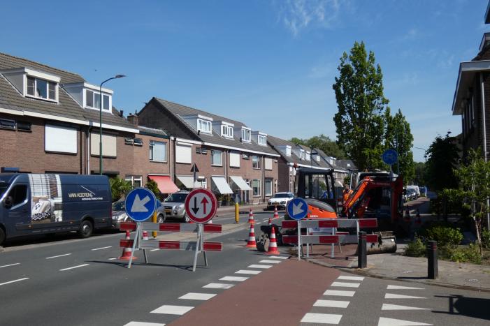 Weg afgesloten door herstelwerkzaamheden gesprongen waterleiding