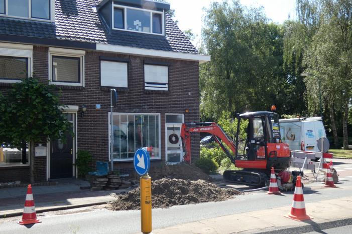 Weg afgesloten door herstelwerkzaamheden gesprongen waterleiding