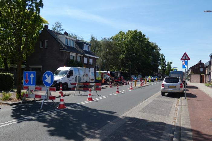 Weg afgesloten door herstelwerkzaamheden gesprongen waterleiding