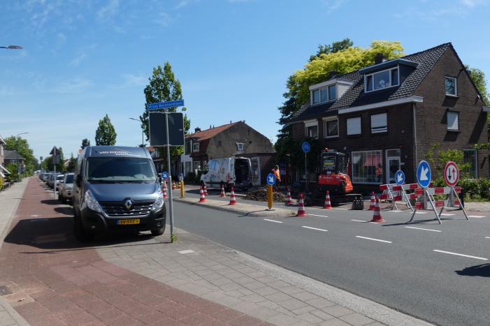 Weg afgesloten door herstelwerkzaamheden gesprongen waterleiding