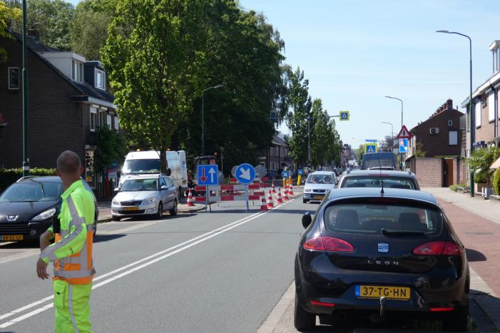 Weg afgesloten door herstelwerkzaamheden gesprongen waterleiding