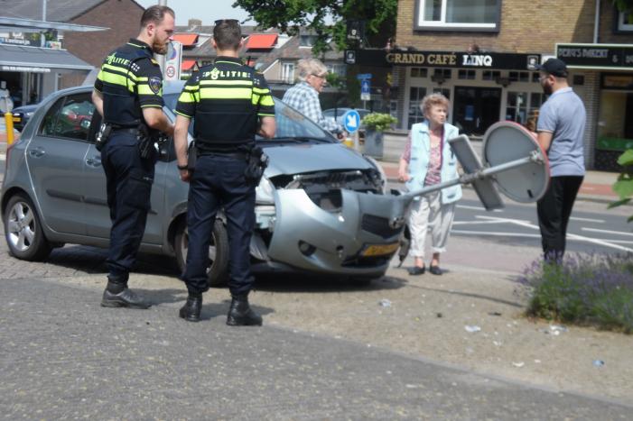 Bestuurder verliest controle over stuur en eindigt tegen paal