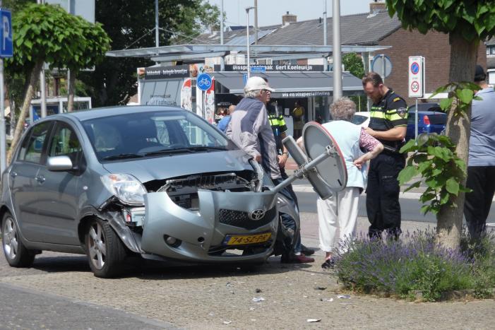 Bestuurder verliest controle over stuur en eindigt tegen paal