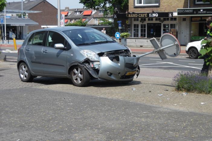 Bestuurder verliest controle over stuur en eindigt tegen paal