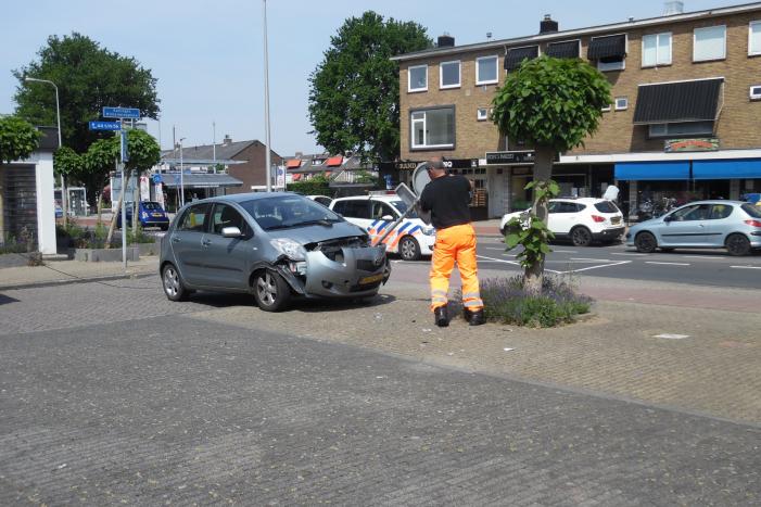 Bestuurder verliest controle over stuur en eindigt tegen paal