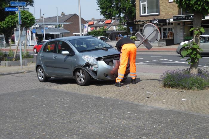Bestuurder verliest controle over stuur en eindigt tegen paal